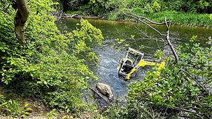 Der Bagger ist abgerutscht und wird vom Wasser der Birs bei Aesch (Kanton Basel-Landschaft) umspült.