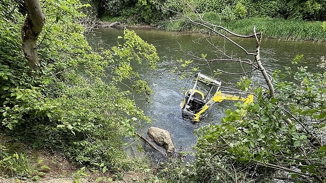 Der Bagger ist abgerutscht und wird vom Wasser der Birs bei Aesch (Kanton Basel-Landschaft) umspült.