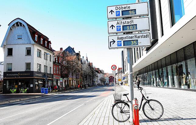 Für einen Freitag ist es ungewöhnlich ruhig in der Innenstadt – hier ein Blick in die Bodanstraße. Es gibt viele freie Parkplätze.