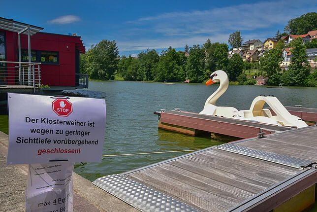Mit diesem Hinweisschild informierte die Stadtverwaltung im Sommer, dass der Klosterweiher für den Badebetrieb gesperrt ist.