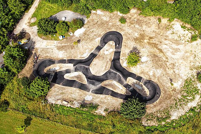 Ein Pumptrack in Germering aus der Vogelperspektive.