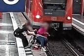 Die Bilder aus der Videotechnik des Bahnsteigs offenbaren die dramatischen Sekunden. Der Retter bewahrte die Rollstuhlfahrerin am ...