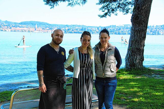 Donnerstagmorgen im Strandbad Klausenhorn in Dingelsdorf: Bistro-Pächterin Natascha Burghardt (Mitte) mit ihren Mitarbeitern Czanett ...