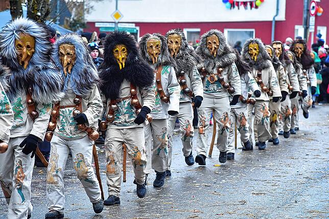 Die Kieschtockzunft Unterkirnach eerntet für ihre holzgeschnitzte Maske viel Anerkennung bei den Umzugszuschauern.