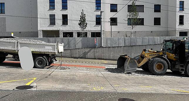Kubikmeterweise Kies ist in Neuhausen am Rheinfall von der Ladefläche eines Lastwagens auf die Straße gerutscht. Eine Stunde dauern die ...