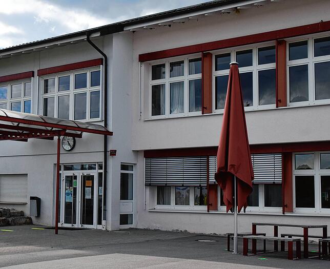 So sieht es heute aus: Ein Fenster wurde zu einem großer Eingang am Schulhof und das offene Foyer oben ist schon seit Jahren geschlossen.
