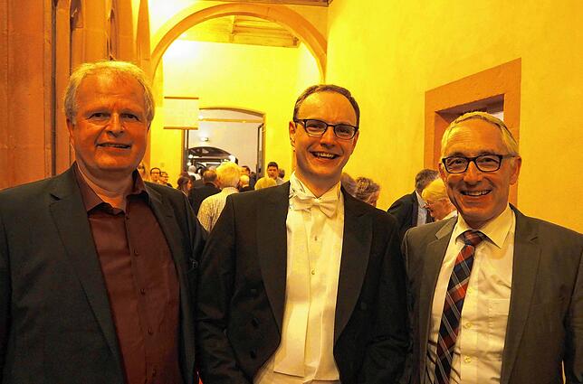 Mit dem Dirigenten Marius Mack (Mitte) freuen sich Kulturamtsleiter Andreas Dobmeier (links) und der frühere OB Rupert Kubon über das ...