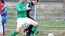 Der Bräunlinger Dominik Emminger (links) im Duell mit dem Tennenbronner Luca Schüle. Emminger erzielte beim Bräunlinger Heimsieg zwei ...