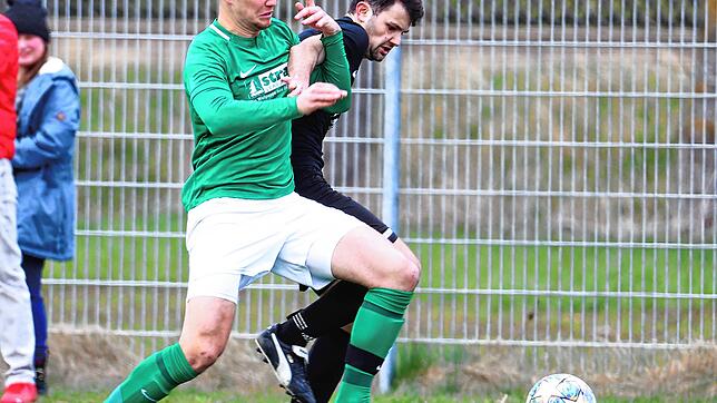 Der Bräunlinger Dominik Emminger (links) im Duell mit dem Tennenbronner Luca Schüle. Emminger erzielte beim Bräunlinger Heimsieg zwei ...
