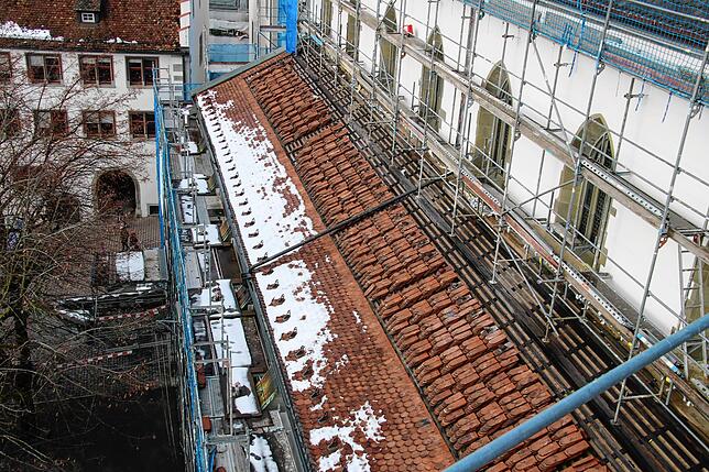 Blick aufs Dach des Münsters. Die gestapelten Ziegel zeigen schon: Hier muss noch fertig gedeckt werden.