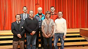DRK-Ortsvorsitzender Harald Hafner (von links) und Bürgermeister Christian Wörpel mit den eifrigen Blutspendern Michael Kreyer, Wolfgang ...