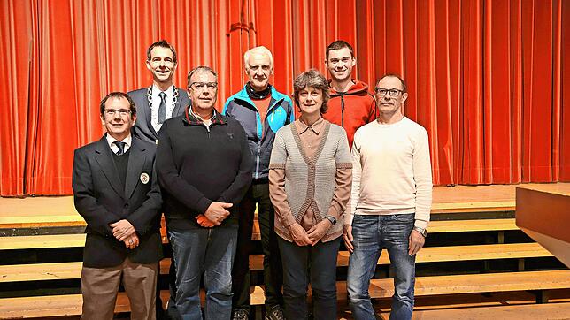 DRK-Ortsvorsitzender Harald Hafner (von links) und Bürgermeister Christian Wörpel mit den eifrigen Blutspendern Michael Kreyer, Wolfgang ...