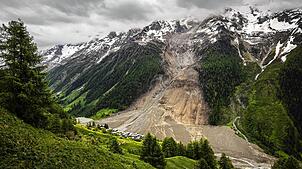 Einen Monat nach dem Bergsturz im Schweizer Kanton Wallis haben Suchtrupps im verschütteten Bergdorf Blatten menschliche Überreste gefunden.