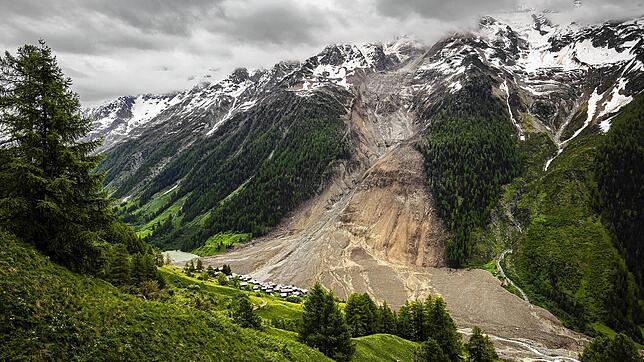 Einen Monat nach dem Bergsturz im Schweizer Kanton Wallis haben Suchtrupps im verschütteten Bergdorf Blatten menschliche Überreste gefunden.