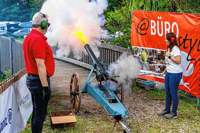 Nicole Käding darf beim traditionellen Böllerschießen den ersten Schuss mit der Kanone der Sportschützen abgeben.