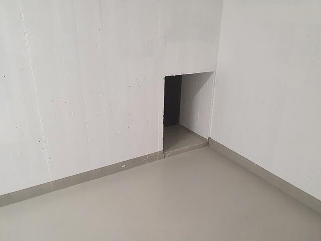 Das Untergeschoss hat auch diese beiden alten Bunkerräume. Einer davon wird für die Lagerung der Pelletstäbchen benutzt. Dieser hier hat ...