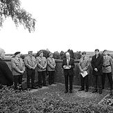 Der Enkel Dr. Dirk Harmsen auf dem Friedhof in Großschönach bei einer Gedenkfeier der örtlichen Reservistenkameradschaft 2013 am Grab ...