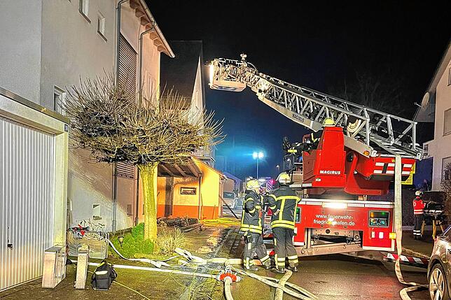 Die Feuerwehr musste aufgrund starker Verrauchung Bewohner aus dem Gebäude retten.