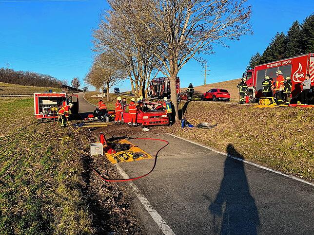 Die Verbindungsstraße zwischen Singen und Friedingen war während der Rettungs- und Reinigungsmaßnahmen bis 18 Uhr komplett gesperrt.