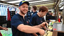 Wenn es ums Bierzapfen geht, sind Moritz Maier, vorne, und Rainer Heinzmann ein eingespieltes Team. Krug um Krug wird befüllt. Bilder: ...