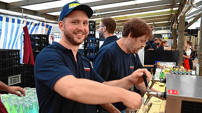 Wenn es ums Bierzapfen geht, sind Moritz Maier, vorne, und Rainer Heinzmann ein eingespieltes Team. Krug um Krug wird befüllt. Bilder: ...