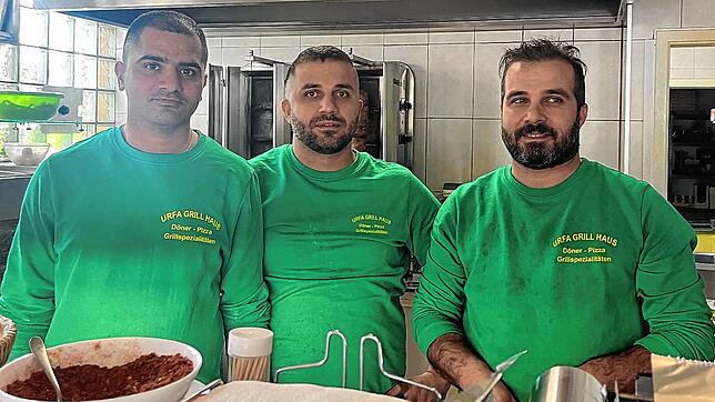 Adel Ghomoon (von links), Chef Abdullah Se und Mustafa Se betreiben das Urfa Grill Haus. Wegen der Baustelle vor dem Haus verzeichnet ...