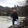 Raymond Vöstel vom Fischereiverein Bad Säckingen auf der Suche nach Umweltsünden entlang des Rheins. Bis eine solche PET-Flasche ...