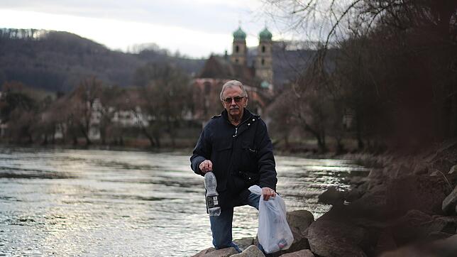 Raymond Vöstel vom Fischereiverein Bad Säckingen auf der Suche nach Umweltsünden entlang des Rheins. Bis eine solche PET-Flasche ...