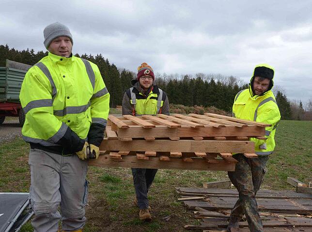 Bild 3: Bis der Funken trotz Sturmtiefs brennt: Unterwegs mit der Funkenmannschaft Markdorf