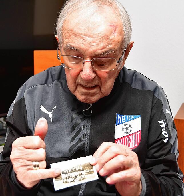 „Ich bin der Große, ganz links...“ Heinz Knobloch zeigt sich auf dem Foto aus seiner Jugendspieler-Zeit beim VfB Waldshut.