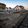 Nahe des ehemaligen Bahnhofs von Meßkirch, in dem heute eine Metzgerei untergebracht ist, wird ein Bahnsteig für die Ablachtalbahn gebaut.