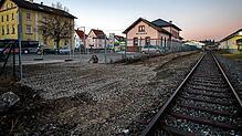 Nahe des ehemaligen Bahnhofs von Meßkirch, in dem heute eine Metzgerei untergebracht ist, wird ein Bahnsteig für die Ablachtalbahn gebaut.