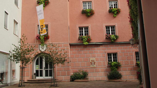 Die Stadt Engen, im Bild das Rathaus, hat mit möglichen Mehrkosten gerechnet, die nach den Tarifverhandlungen auf sie zukommen könnten.