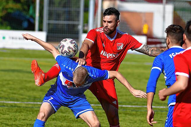 Bild 42: Spitzenreiter FC Erzingen setzt sich mit 5:0 beim FC RW Weilheim durch &ndash; und wir haben die Bilder!
