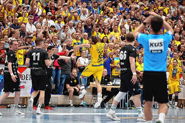 Bild 22: HSG Konstanz feiert den Aufstieg in die 2. Handball-Bundesliga. Bilder vom Spiel gegen Hildesheim