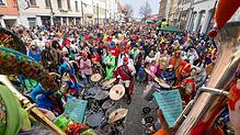 (Archivbild) Blick auf die Marktstätte bei der gemeinsamen Straßenfasnacht von Blätzlebuebe, Konstanzer Keilern und SÜDKURIER am ...