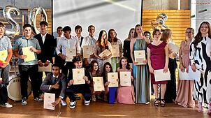 24 der insgesamt 64 diesjährigen Absolventen der Hans-Thoma-Schule verlassen die Schule mit einem Realschulabschluss.