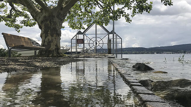 An der Radolfzeller Mole ist der steigende Wasserpegel gut sichtbar: Hier ist der Bodensee wie auch an anderen Orten über das Ufer ...