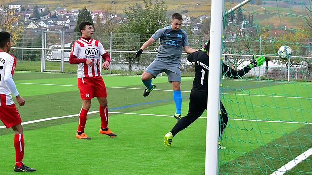 Entscheidung: Silvan von Ow ist nach einem Freistoß wie schon beim Führungstreffer per Kopf zur Stelle und markiert den 2:0-Endstand für ...