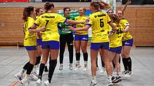 Die Spielerinnen des SV Allensbach beim Tanz nach dem 34:20-Erfolg.