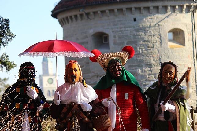 Im Blick auf den Narrentag 2020 in Überlingen, im Hintergrund der Gallerturm und der Münsterturm.