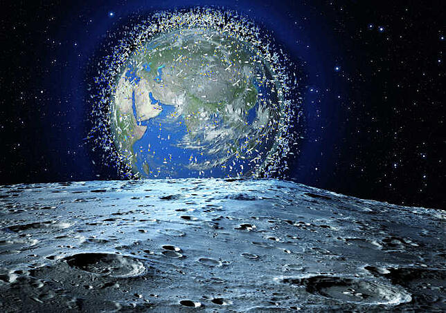 Ein schöner Blick auf die Erde vom Mond aus – wäre da nicht der ganze Weltraumschrott. Und dieser ist bedrohlich. (Montage)