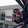 Dieses Archivbild zeigt Schulleiter Bernd Ellinger, der auf die zahlreichen Mängel am Schulverbund Deutenberg, hier defekte Jalousien, ...