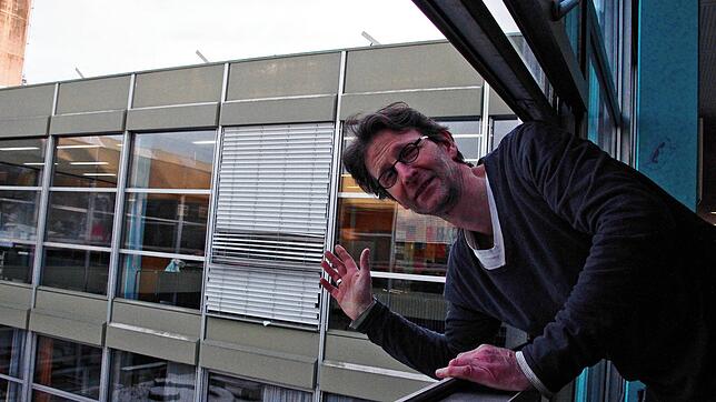Dieses Archivbild zeigt Schulleiter Bernd Ellinger, der auf die zahlreichen Mängel am Schulverbund Deutenberg, hier defekte Jalousien, ...
