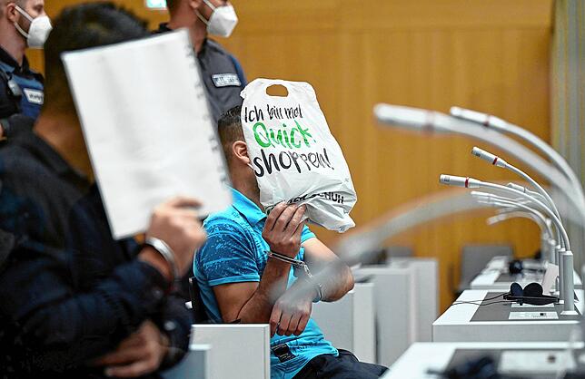Der mutmaßliche Haupttäter der Singener Messerattacke, Samir A., verbirgt sein Gesicht hinter einer Plastiktüte.
