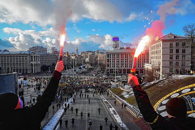 dpatopbilder – 12.02.2022, Ukraine, Kiew: Menschen halten auf dem Maidan-Platz Fackeln in der Hand, während sie in Solidarität ...