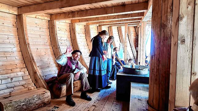 Theaterspieler auf dem Theaterschiff &bdquo;Rouenaise&ldquo;.