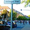 Blick in die Radstraße, die Autofahrer eigentlich nur benutzen sollen, wenn sie dort wohnen beziehungsweise arbeiten.