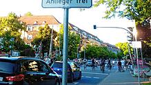 Blick in die Radstraße, die Autofahrer eigentlich nur benutzen sollen, wenn sie dort wohnen beziehungsweise arbeiten.