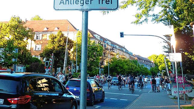 Blick in die Radstraße, die Autofahrer eigentlich nur benutzen sollen, wenn sie dort wohnen beziehungsweise arbeiten.